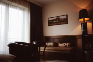 salon z kanapą i oknem w obiekcie Crocus Gere Bor Hotel Resort & Wine Spa w mieście Villány +37 zdjęć