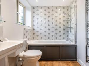 Coach House في Rowston: حمام مع حوض ومرحاض ومغسلة