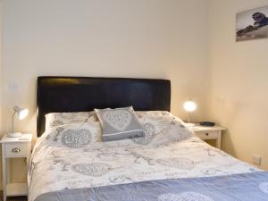 een slaapkamer met een groot bed met 2 nachtkastjes bij Sunnyside in Filey
