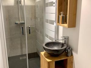 a bathroom with a bowl sink and a shower at Chalet 8 pers 4* à Valloire - Centre, Terrasse, Proximité Télécabine et Commerces - FR-1-263-524 in Valloire +9 photos