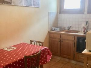una piccola cucina con tavolo e lavandino di Appartement Les Gets, 1 pièce, 3 personnes - FR-1-671-129 a Les Gets