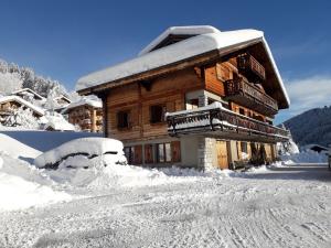 a snow covered log cabin with a lot of snow around it at Appartement Les Gets, 1 pièce, 3 personnes - FR-1-671-129 in Les Gets