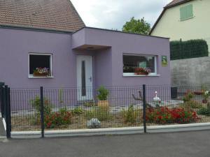 une maison violette avec des fleurs dans les fenêtres dans l'établissement Gîte Altkirch, 3 pièces, 4 personnes - FR-1-744-5, à Altkirch