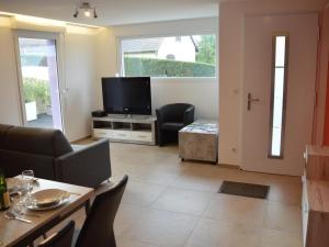 sala de estar con TV, mesa y sillas en Gîte Altkirch, 3 pièces, 4 personnes - FR-1-744-5 en Altkirch