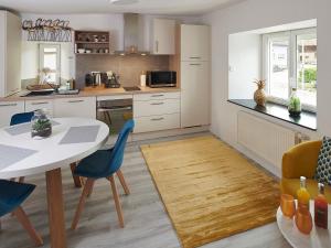 Kuchyň nebo kuchyňský kout v ubytování Suite Or avec Sauna Privatif et Cuisine Équipée - Idéale pour un Séjour Relaxant en Alsace - FR-1-744-13 + 4 fotografie