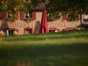 einem roten Regenschirm vor einem Gebäude in der Unterkunft Gîte Wittersdorf, 1 pièce, 2 personnes - FR-1-744-13 in Wittersdorf