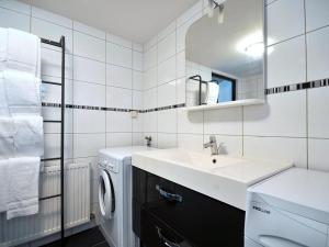 bagno bianco con lavandino e lavatrice di Gîte Eguisheim, 3 pièces, 4 personnes - FR-1-744-15 a Eguisheim