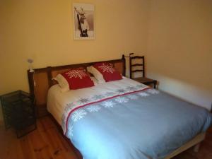a bedroom with a bed with red pillows on it at Chalet Valloire, 5 pièces, 12 personnes - FR-1-263-533 in Valloire