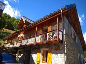 un edificio con un balcón en el lateral. en Chalet Valloire, 5 pièces, 12 personnes - FR-1-263-533, en Valloire