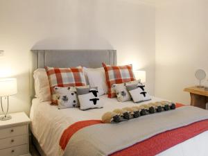 מיטה או מיטות בחדר ב-Rhunahaorine Cottage