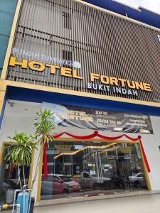 una vista frontal de una tienda con coches aparcados fuera en Fortune Hotel en Johor Bahru