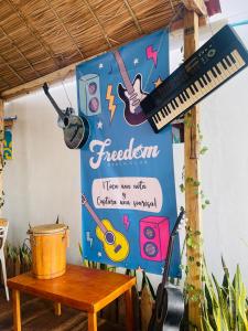 un cartello per un festival musicale con una tastiera di Freedom Beach Club a Barú