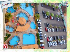 une vue aérienne d'un parc avec des voitures dans un parking dans l'établissement 1403 AP 2 Quartos , banheira de hidro privativa, bebidas liberadas nas piscinas , internet no ap, proximo ao shopping singapura, à Caldas Novas