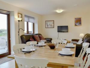 Carribber Beech في Torphichen: غرفة طعام مع طاولة وكراسي