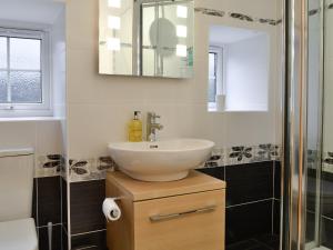 een badkamer met een wastafel en een douche bij Castle Howe in Rosthwaite
