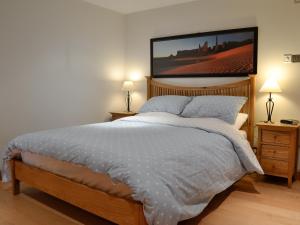 een slaapkamer met een bed met een foto aan de muur bij Castle Howe in Rosthwaite