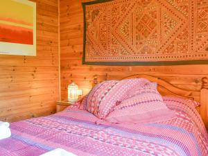 Een bed of bedden in een kamer bij Ty Glan Mor the Beach House