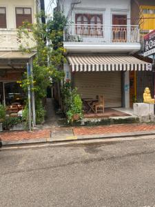 un edificio al lado de una calle en Batman guesthouse, en Vientiane