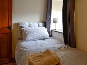 Postel nebo postele na pokoji v ubytování Trefechan