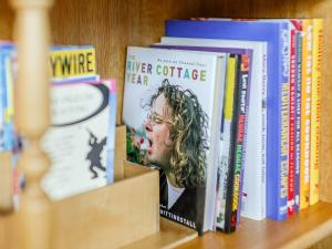 una fila di libri su uno scaffale di Aurora Barn a Pancrasweek