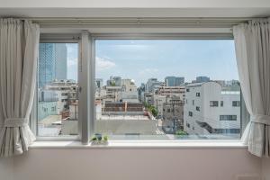 een raam met uitzicht op de stad bij ZAITO Tokyo Skytree Yokokawa III 錦糸町駅から徒歩９分 in Tokyo