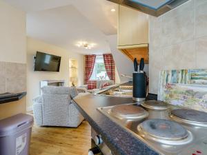 una cocina con encimera con platos. en Margaret House, en Chirnside