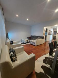 een woonkamer met witte meubels en een bank bij Bonito piso 4 habitaciones en Bétera in Bétera