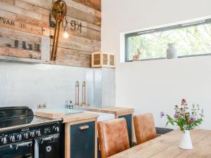 Кухня или мини-кухня в Outshot Barn
