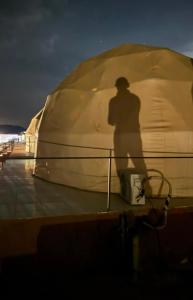 Επισκέπτες που μένουν στο Adel rum camp bubbles