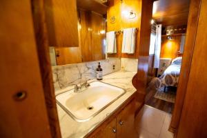 baño con lavabo y 1 cama en una habitación en Vintage Trailer - Cute Spot for Budget Travelers en Anchorage