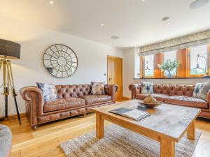 sala de estar con sofás de cuero y mesa de centro en Herdwick View - Uk33668, en Bassenthwaite Lake