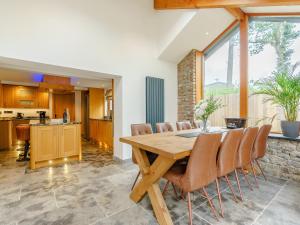 cocina y comedor con mesa de madera y sillas en Herdwick View - Uk33668 en Bassenthwaite Lake