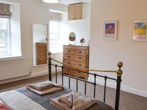 1 dormitorio con 1 cama y vestidor en Croft Cottage en Sharperton