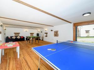 una sala de estar con mesa de ping pong. en The Granary - Uk11719, en Broomfield