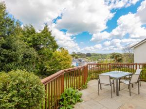 une terrasse en bois avec une table et des chaises. dans l'établissement Rockvale 1, à Salcombe