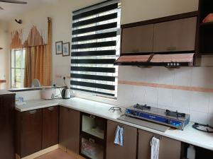 Il comprend une cuisine équipée d'une cuisinière et d'un comptoir. dans l'établissement HOMESTAY TG BIDARA, à Masjid Tanah