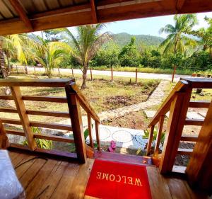 B&R Hostel Nagtabon的阳台或露台