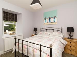 1 dormitorio con cama y ventana en Creebank, en Newton Stewart
