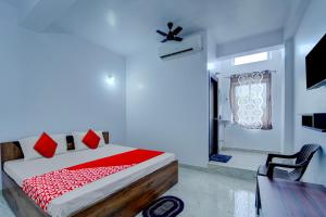een slaapkamer met een bed en een badkamer met een douche bij OYO Flagship The New View Hotel in Rānchī