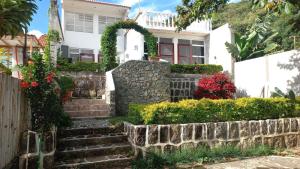 een huis met een stenen muur en een trap bij CASADUNN Next to Sababa Resort in San Pedro La Laguna