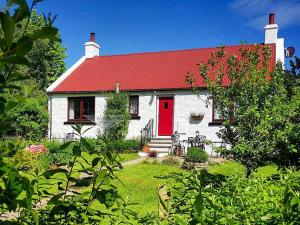 a red and white house with a red roof at Haagwood Cottage in Cretshengan