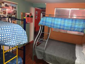 מיטה או מיטות קומותיים בחדר ב-Hernanparapente like your home