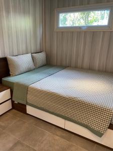 Łóżko w małym pokoju z oknem w obiekcie Halo Retreat w mieście Hòa Bình