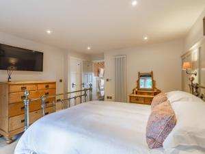 - une chambre avec un lit et une télévision murale dans l'établissement Buryemwick, à Timble
