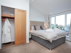 um quarto com uma cama grande e uma janela em Moornook 7-uk36703 em Newton Abbot