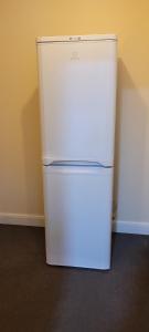 - un réfrigérateur blanc installé dans le coin de la pièce dans l'établissement 14 Decent Homes, à Dukinfield