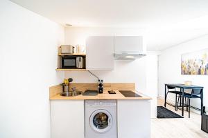 Kuchyň nebo kuchyňský kout v ubytování Le Californie - Agréable studio rénové