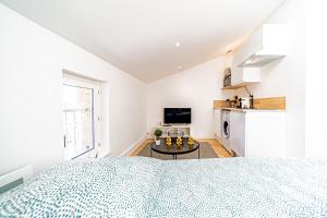 TV a/nebo společenská místnost v ubytování Le Californie - Agréable studio rénové + 11 fotografií