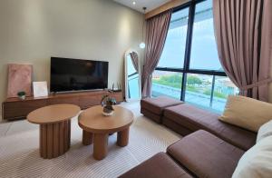 sala de estar con sofá y TV en Kuching Prime Location Emporium - Nordict Retrett - 10 Pax, en Kuching