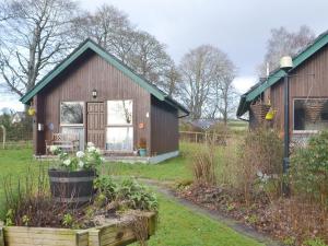 una casa con un jardín delante de ella en Chalet 1 - Uk30302 en Tore